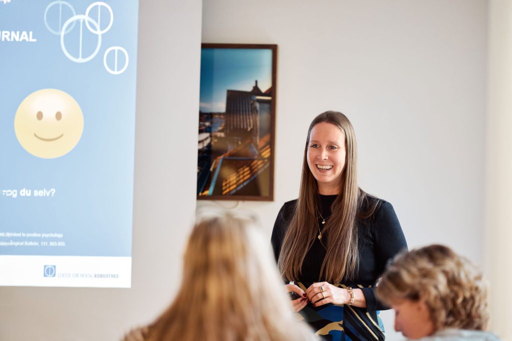 ida hertz smiler og snakker med sin klasse