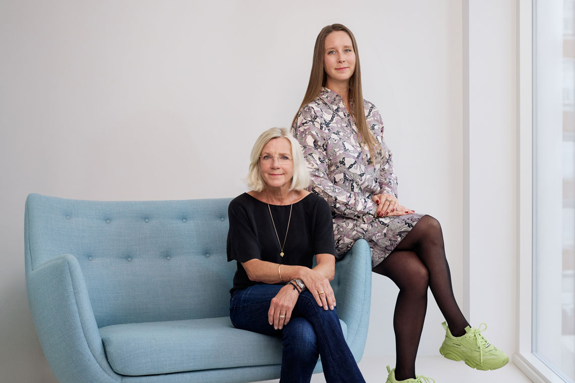 ida og eva hertz sidder i blå sofa