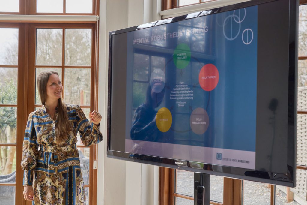 ida står foran tv og underviser i mentalrobusthed